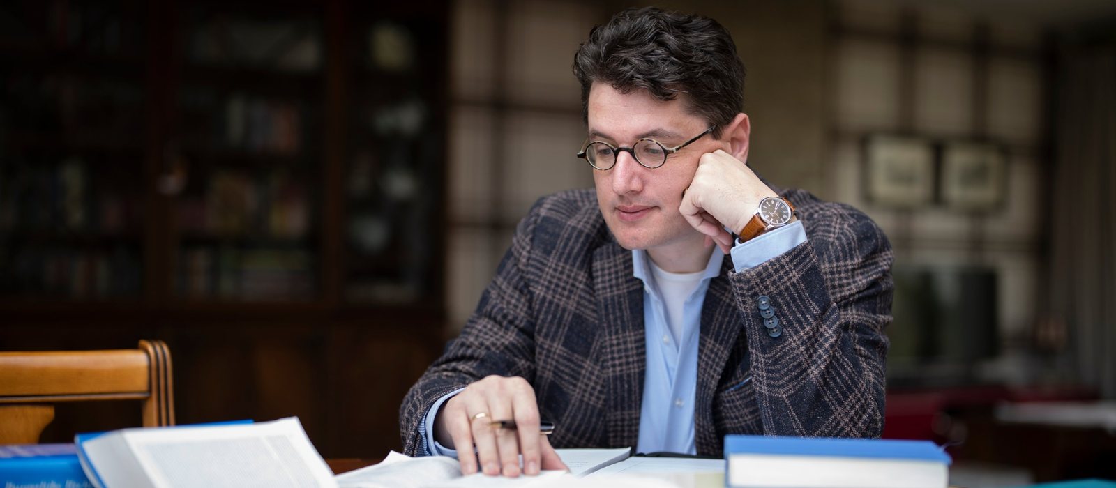 Klaas Zondervan aan het werk met dossiers en wetboeken